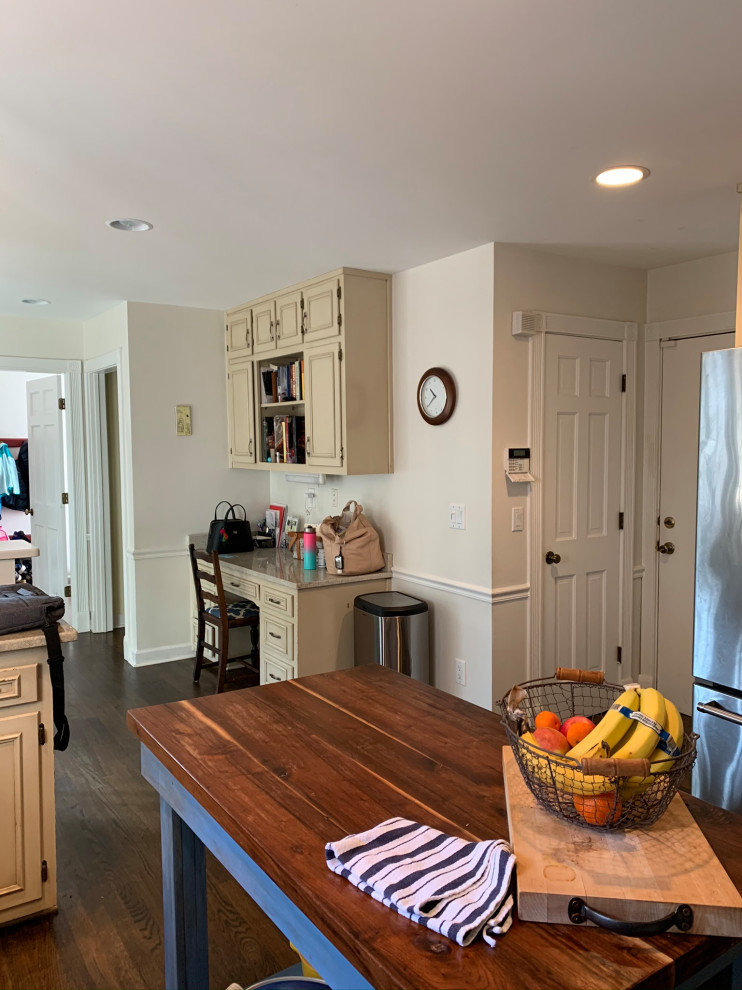 Transitional home design photo in Atlanta