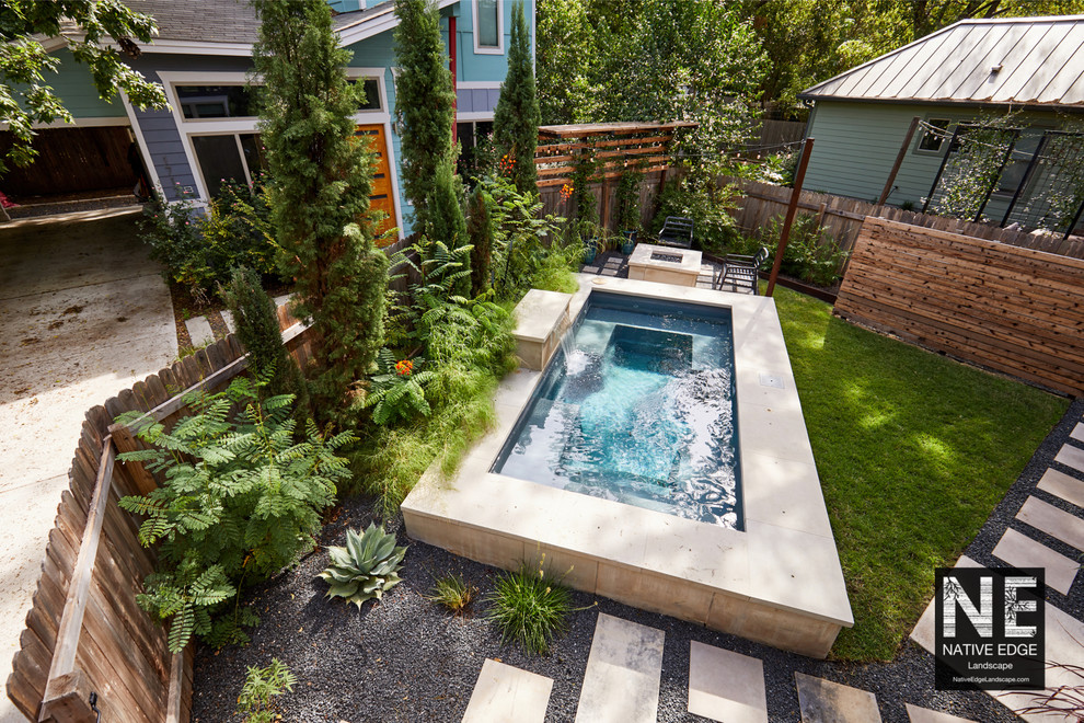 Small modern backyard partial sun garden in Austin with concrete pavers for summer.