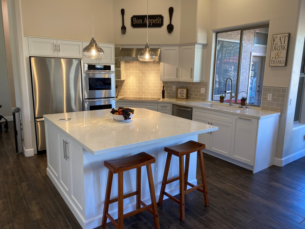 Example of a minimalist kitchen design in Phoenix