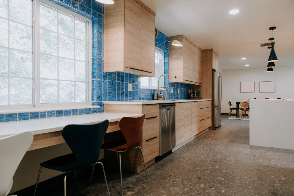 Zweizeilige, Große Retro Wohnküche mit Waschbecken, flächenbündigen Schrankfronten, hellen Holzschränken, Küchenrückwand in Blau, Küchengeräten aus Edelstahl, Kücheninsel, grauem Boden und weißer Arbeitsplatte in Albuquerque