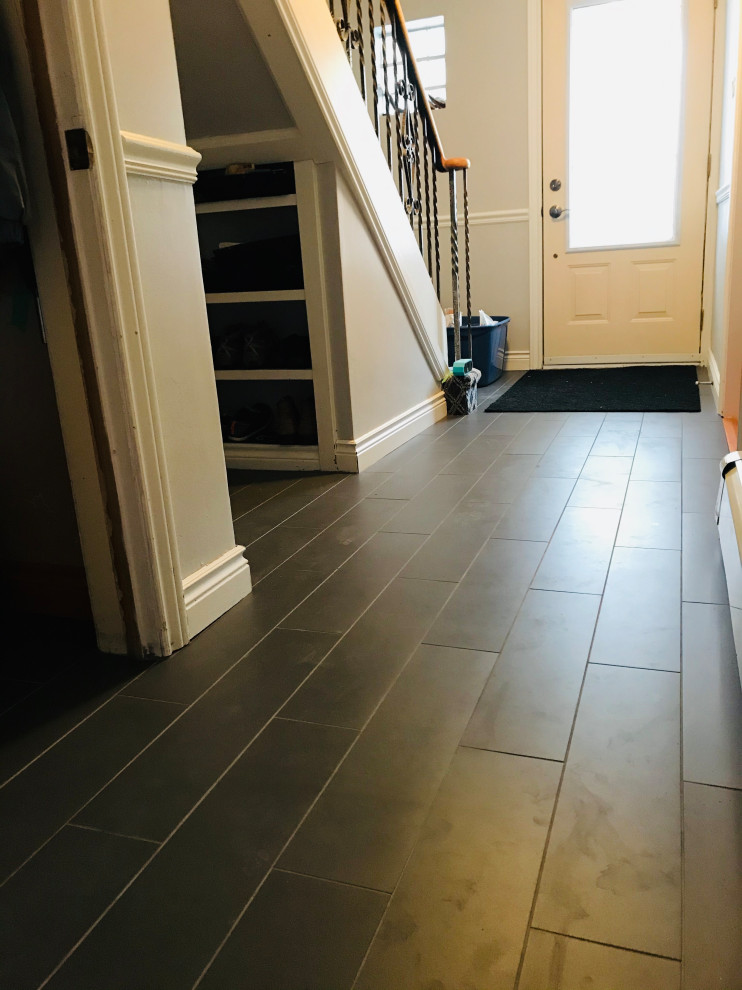Einzeilige, Mittelgroße Moderne Wohnküche mit Küchenrückwand in Weiß, Rückwand aus Mosaikfliesen, Porzellan-Bodenfliesen, Kücheninsel und grauem Boden in Toronto
