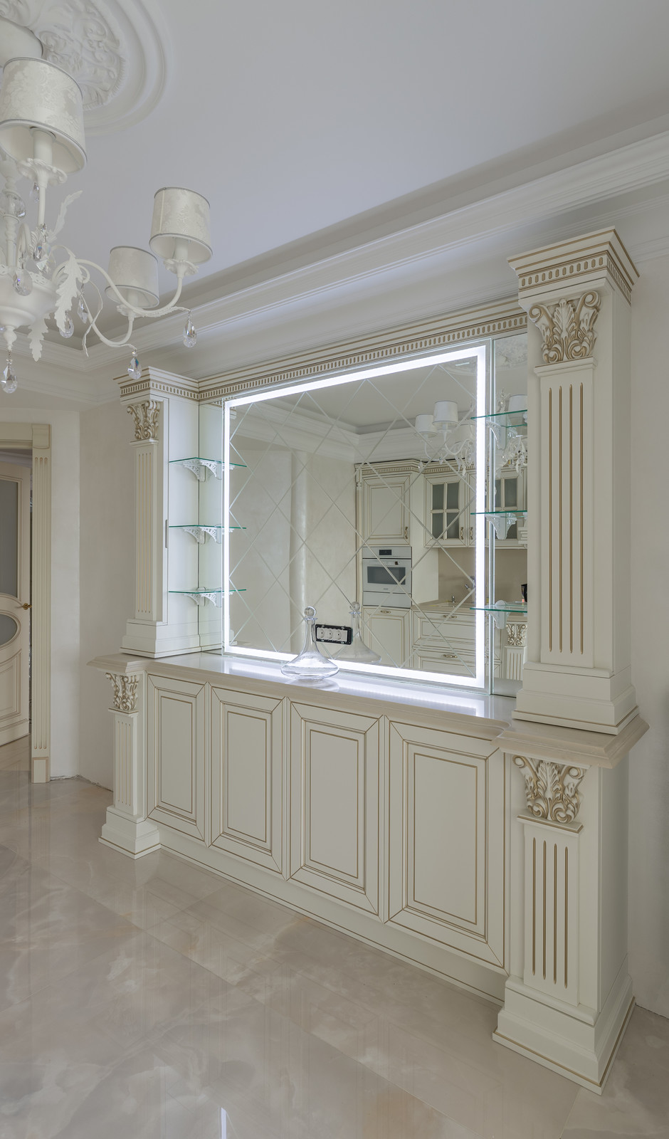 Зеркало с подсветкой в баре