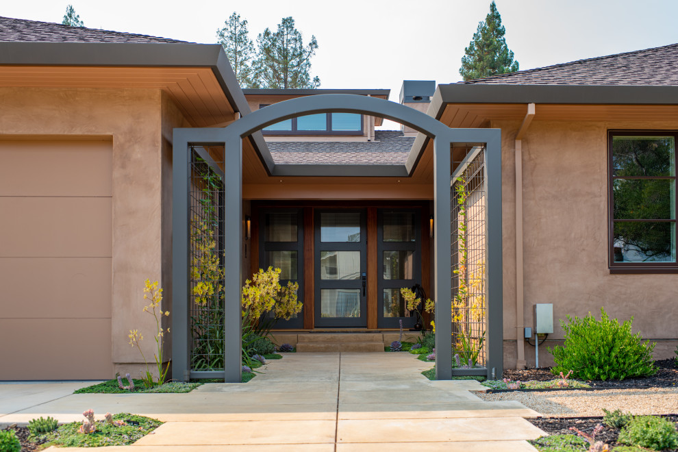Diseño de fachada de casa marrón y marrón campestre extra grande de una planta con revestimiento de estuco, tejado a cuatro aguas y tejado de teja de madera