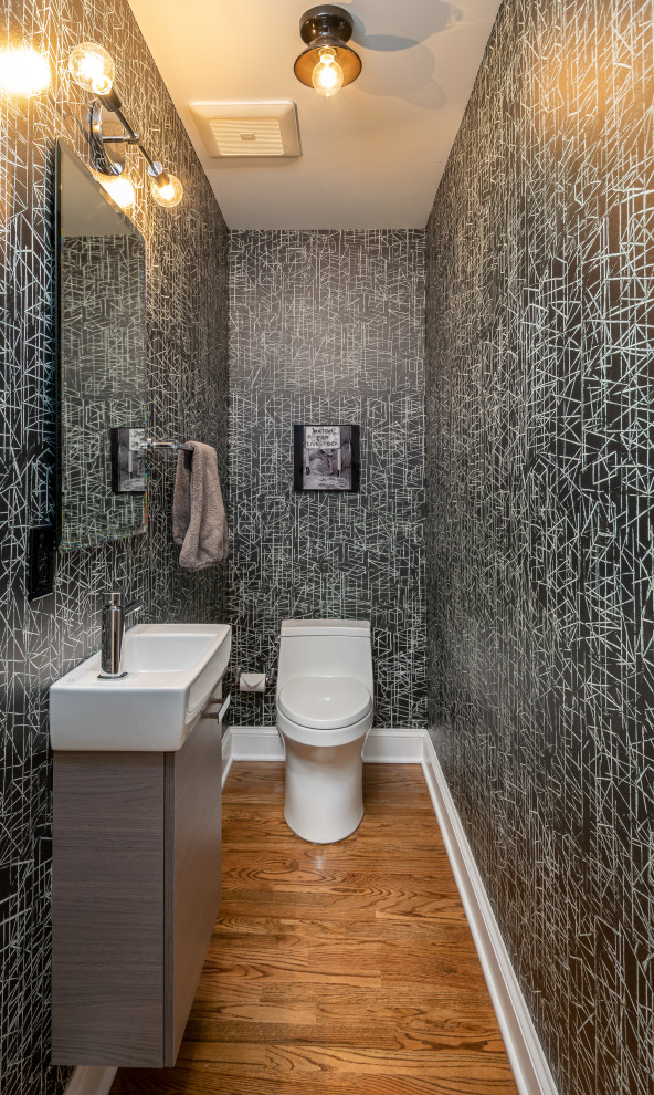 Idées déco pour un WC et toilettes classique en bois brun de taille moyenne avec un placard à porte plane, meuble-lavabo suspendu et du papier peint.