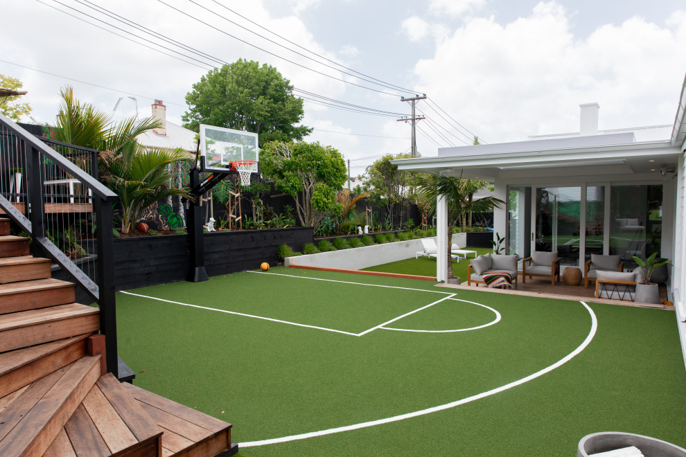 Immagine di un campo sportivo esterno minimalista esposto in pieno sole di medie dimensioni e dietro casa