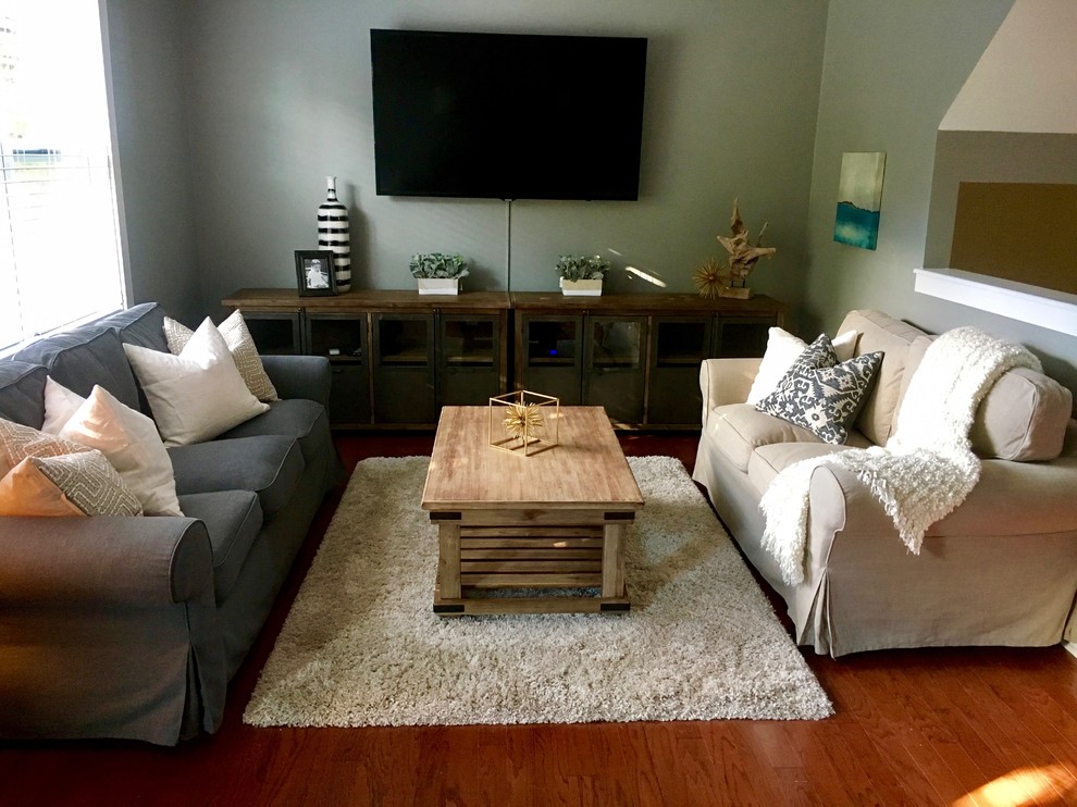 Imagen de salón tipo loft clásico renovado de tamaño medio con paredes grises, suelo de madera en tonos medios, televisor colgado en la pared y suelo marrón