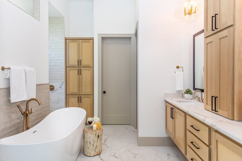 Idee per una stanza da bagno padronale minimalista con doccia aperta, due lavabi e mobile bagno sospeso