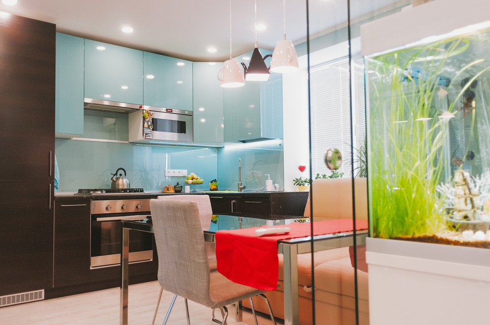 Большая кухня в "маленькой" квартире.