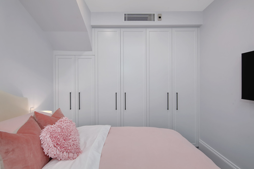 Diseño de armario y vestidor unisex minimalista pequeño con a medida, armarios estilo shaker, puertas de armario blancas, moqueta y suelo negro