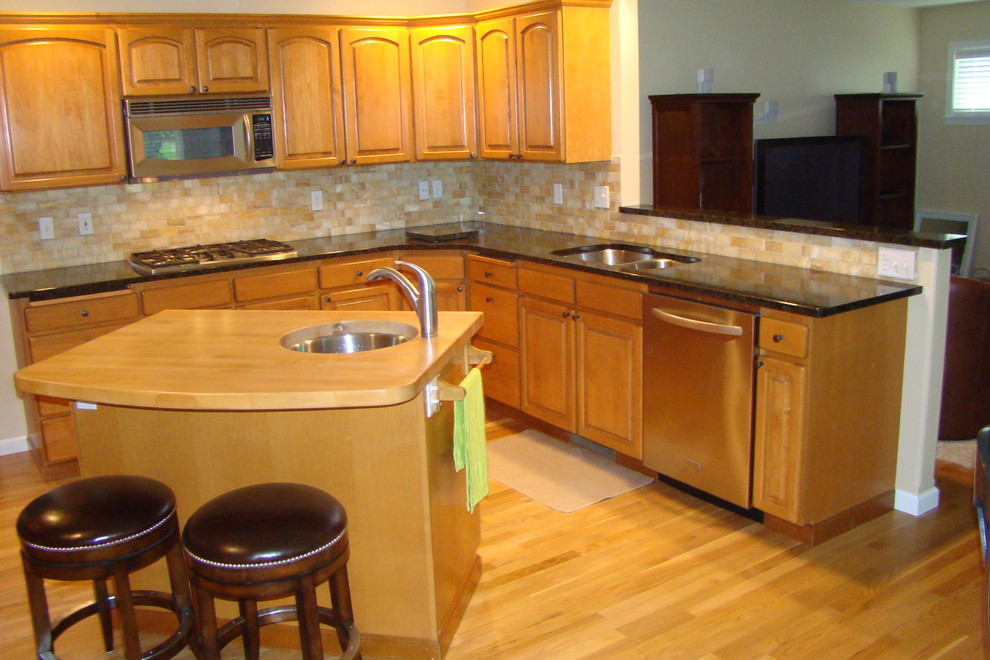 Kitchen - kitchen idea in Seattle