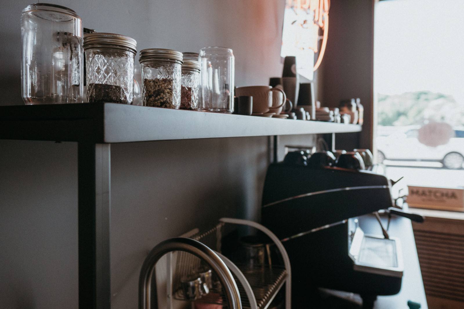 Барная стойка, открытые полки