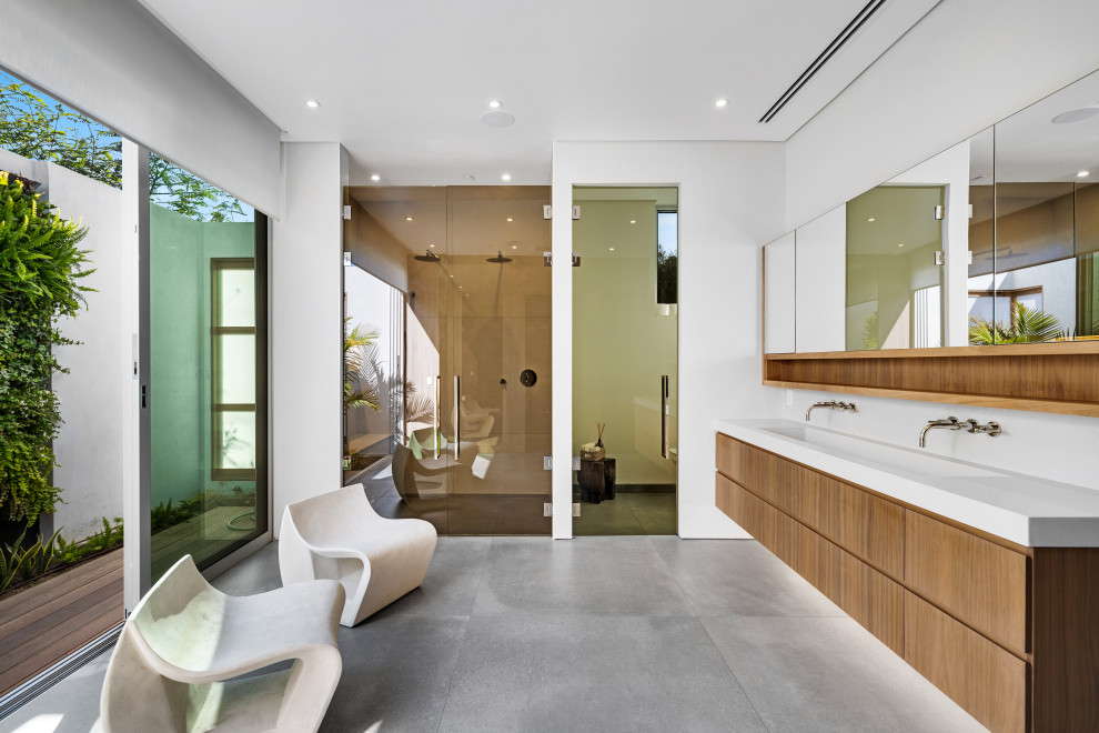 Пример оригинального дизайна: огромная главная ванная комната в стиле модернизм с душевой комнатой, унитазом-моноблоком, белой плиткой, бетонным полом, душем с распашными дверями и тумбой под две раковины
