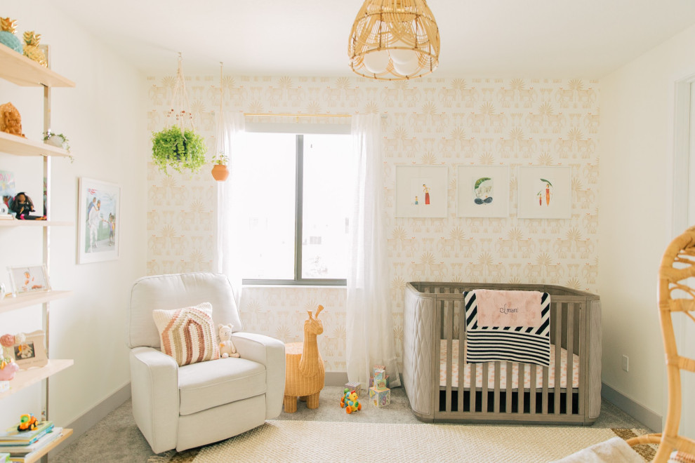 На фото: комната для малыша среднего размера в стиле шебби-шик с бежевыми стенами, ковровым покрытием, серым полом и обоями на стенах для девочки с