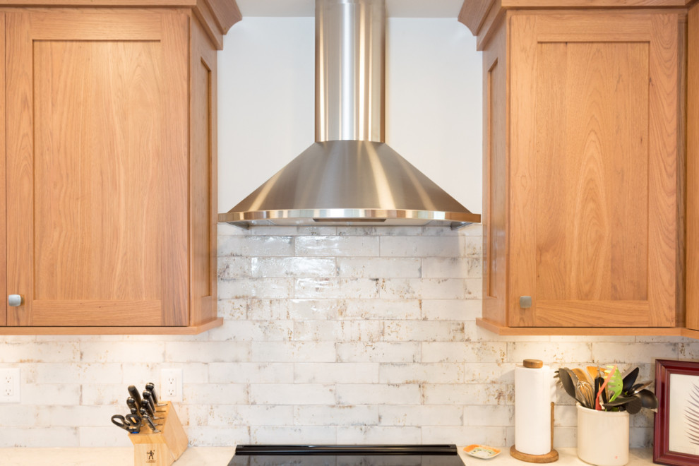 Kitchen - transitional u-shaped kitchen idea with an island