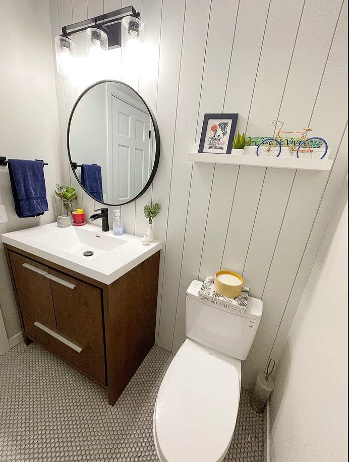Idéer för ett litet lantligt vit badrum, med släta luckor, skåp i mörkt trä, vita väggar, klinkergolv i keramik, ett integrerad handfat, bänkskiva i akrylsten och vitt golv