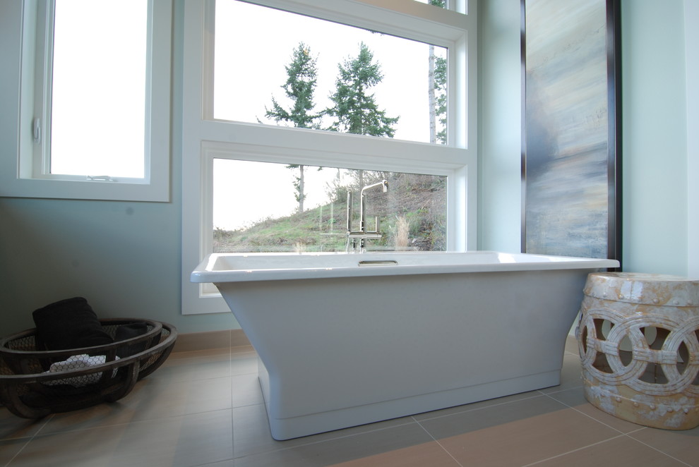 Example of a transitional bathroom design in Seattle