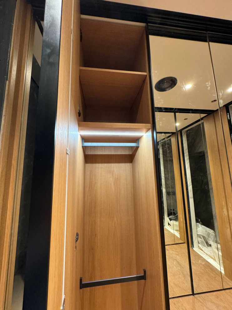 Гардеробная с зеркальными дверями