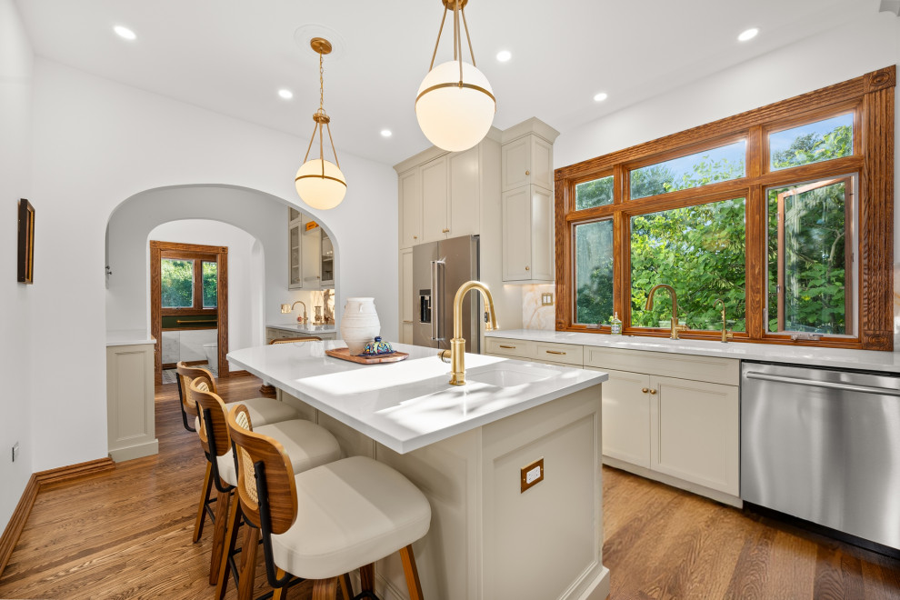 Example of a transitional home design design in Chicago