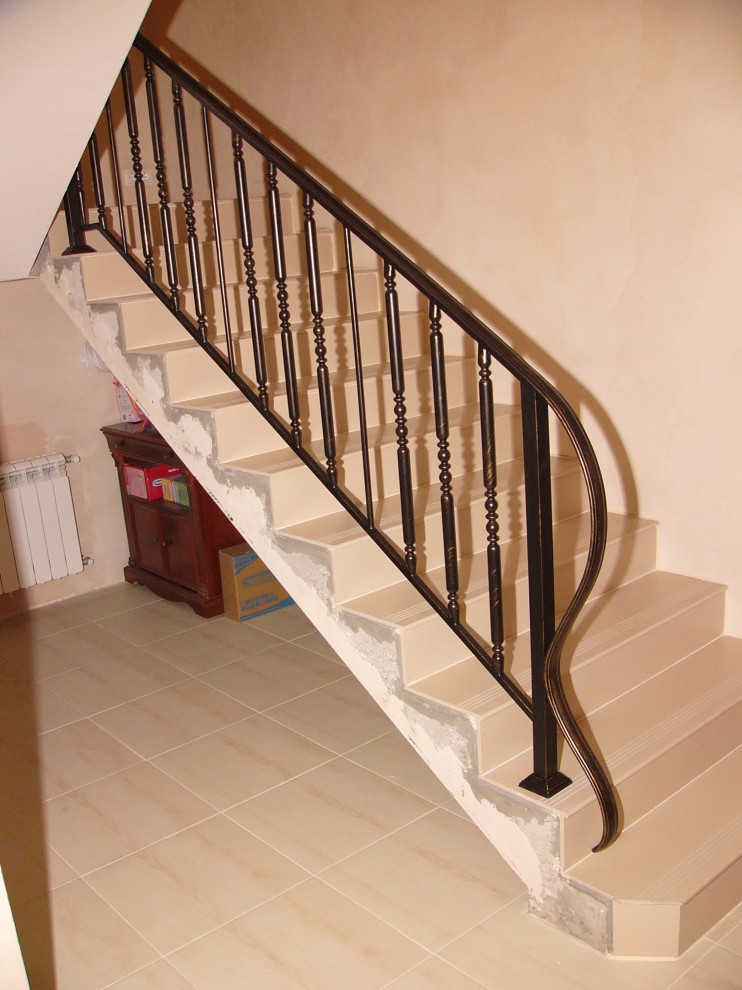 Стильный дизайн: лестница среднего размера в стиле неоклассика (современная классика) - последний тренд