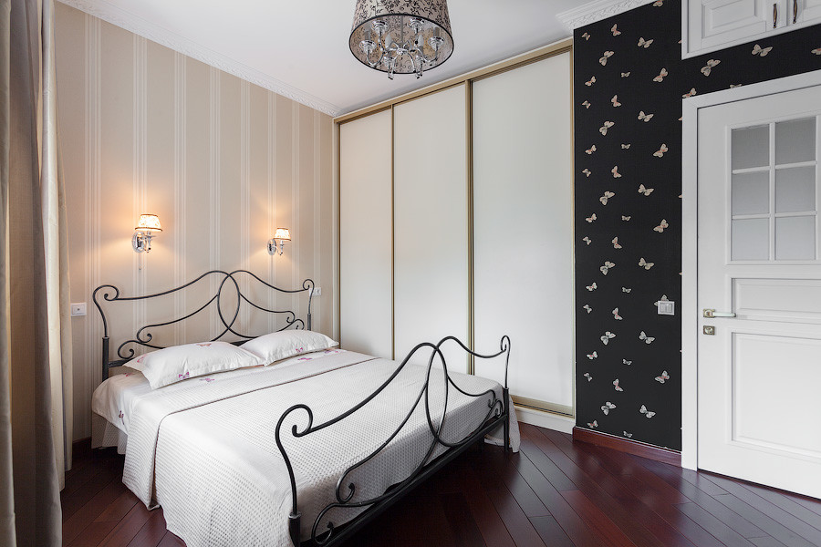 Design ideas for a transitional bedroom in Moscow.
