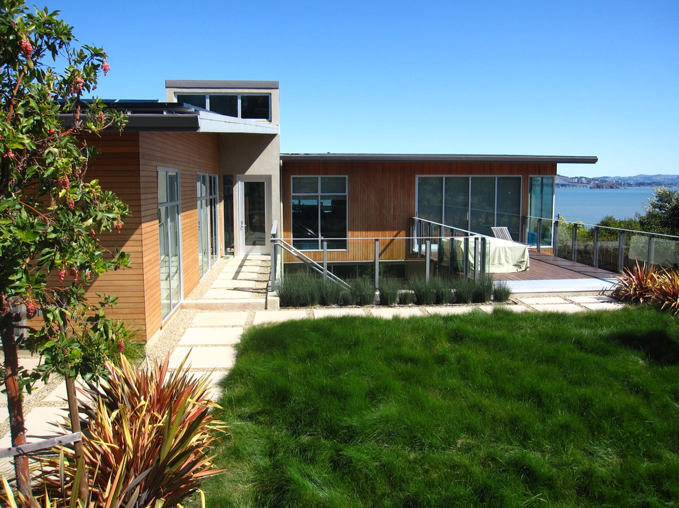 Photo of a modern backyard garden in San Francisco with concrete pavers.