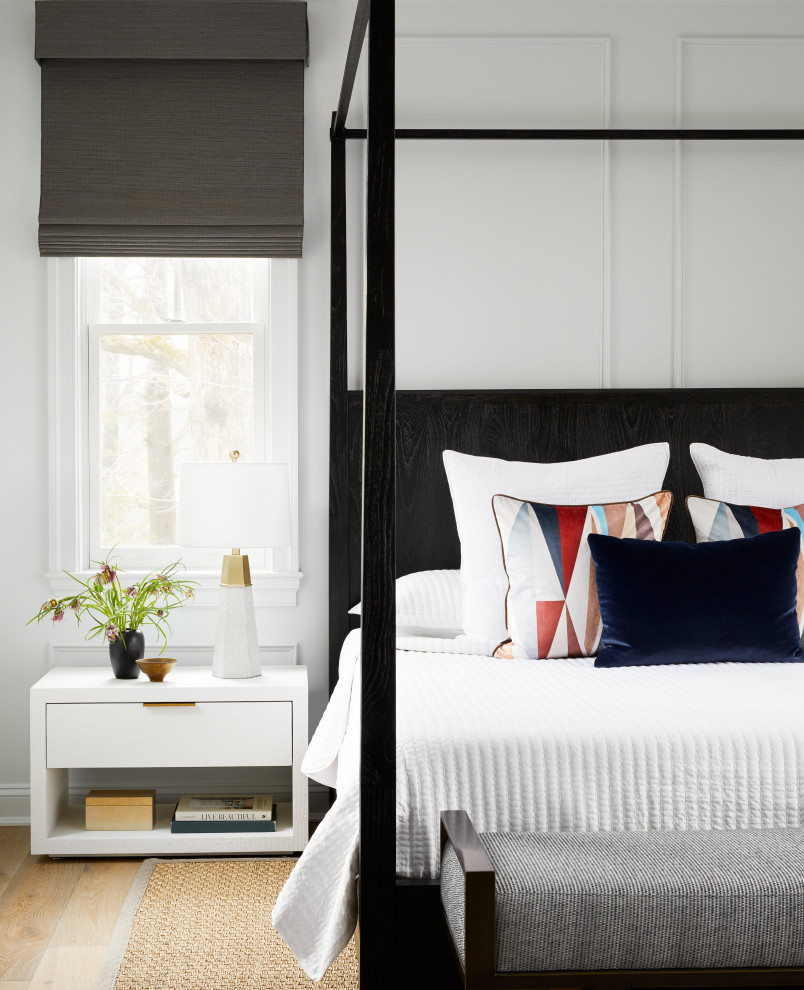Источник вдохновения для домашнего уюта: хозяйская спальня в стиле неоклассика (современная классика) с серыми стенами, светлым паркетным полом и бежевым полом