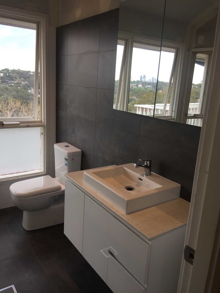 Inspiration for a mid-sized modern master bathroom in Sydney.