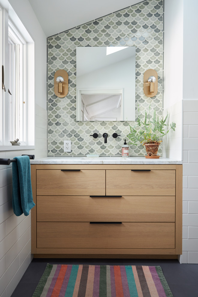 Idéer för att renovera ett mellanstort funkis grå grått badrum med dusch, med släta luckor, skåp i ljust trä, en vägghängd toalettstol, blå kakel, porslinskakel, grå väggar, klinkergolv i keramik, ett undermonterad handfat, marmorbänkskiva och grått golv
