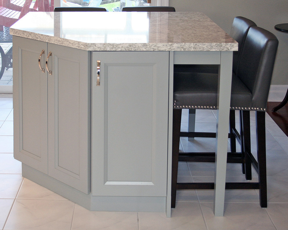 Transitional home design photo in Toronto
