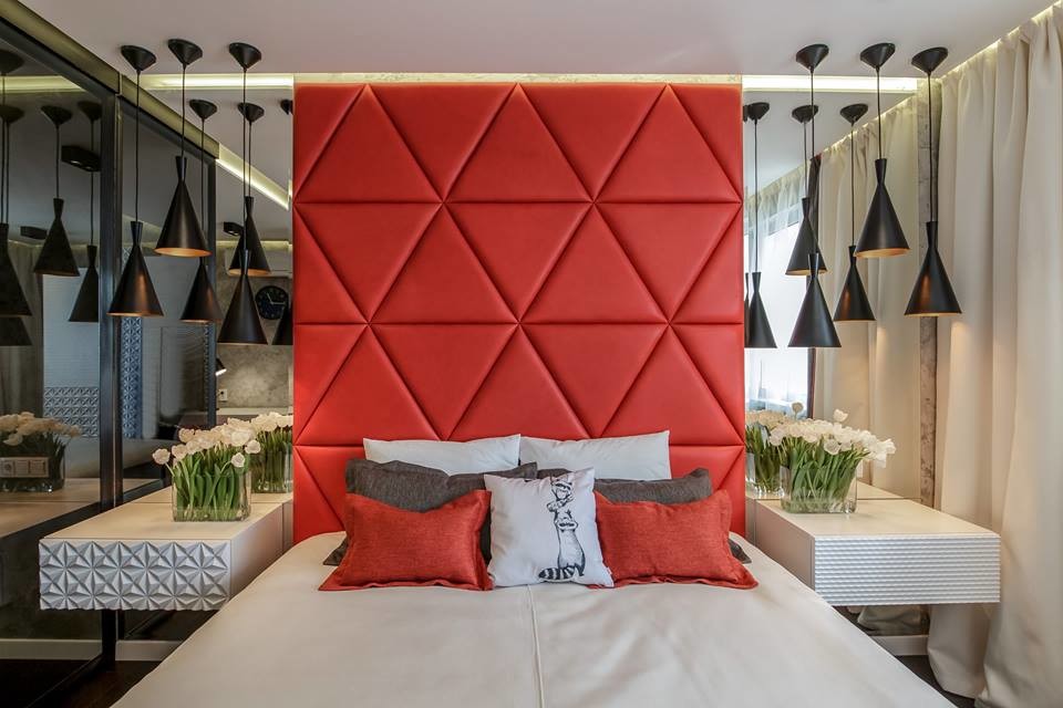 Изголовье кровати в мягких ярких панелях. Проект "Квартирного вопроса" на НТВ