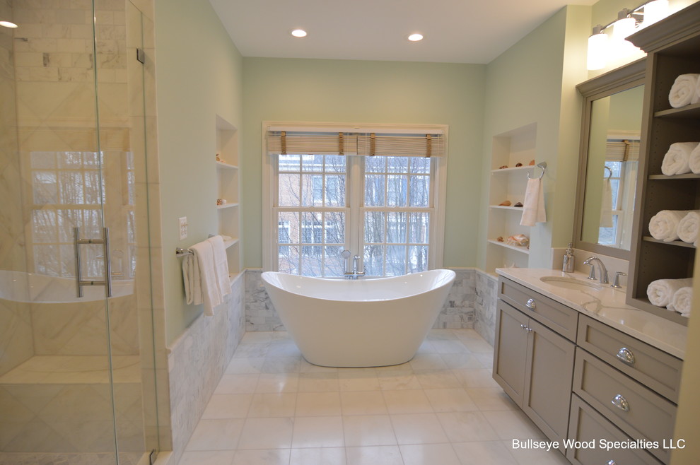 Foto på ett stort vintage en-suite badrum, med skåp i shakerstil, grå skåp, ett fristående badkar, en dusch i en alkov, en toalettstol med hel cisternkåpa, vit kakel, stenkakel, gröna väggar, marmorgolv, bänkskiva i kvarts och ett undermonterad handfat