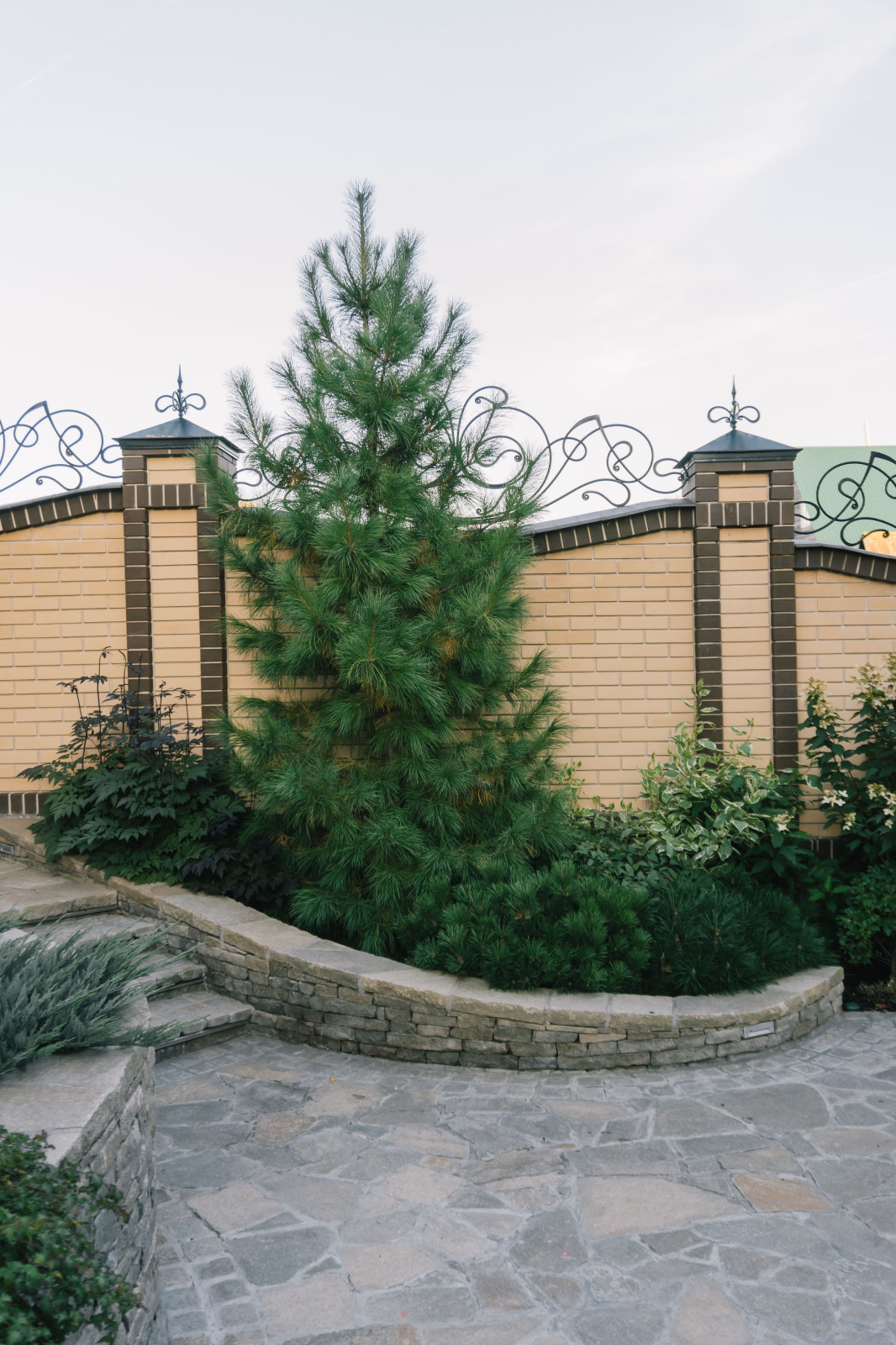 Сад с подпорными стенами