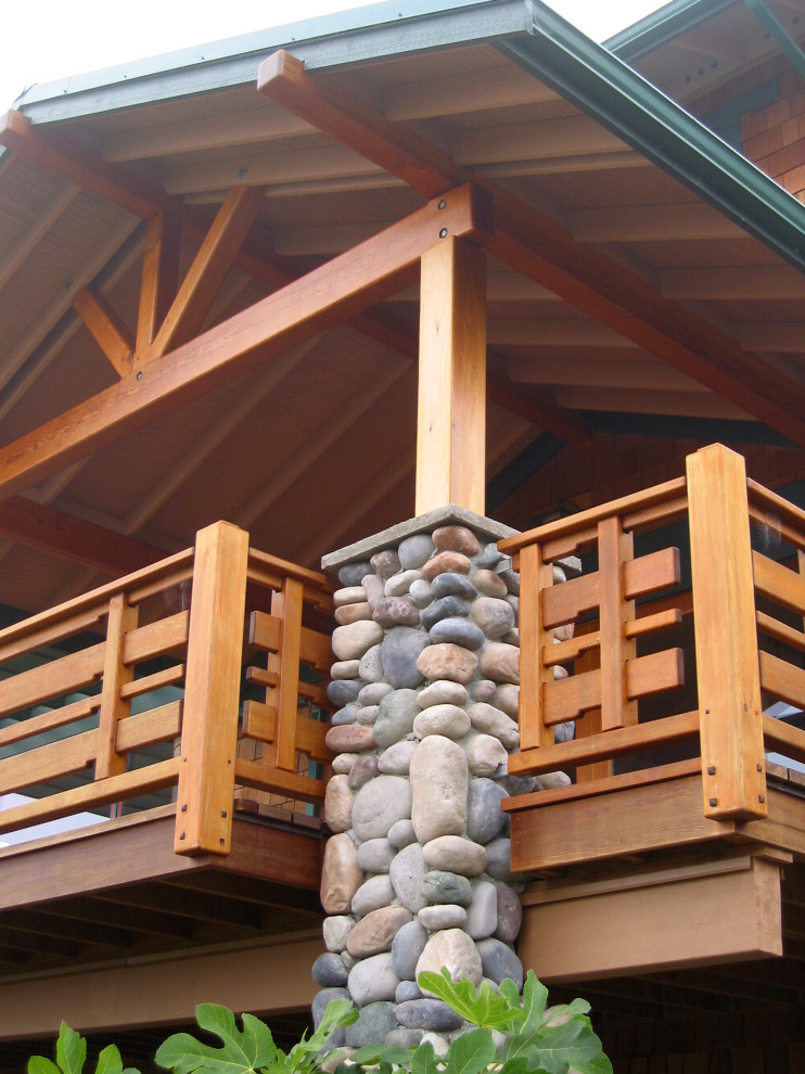 Modelo de fachada actual de tres plantas con revestimiento de madera y teja