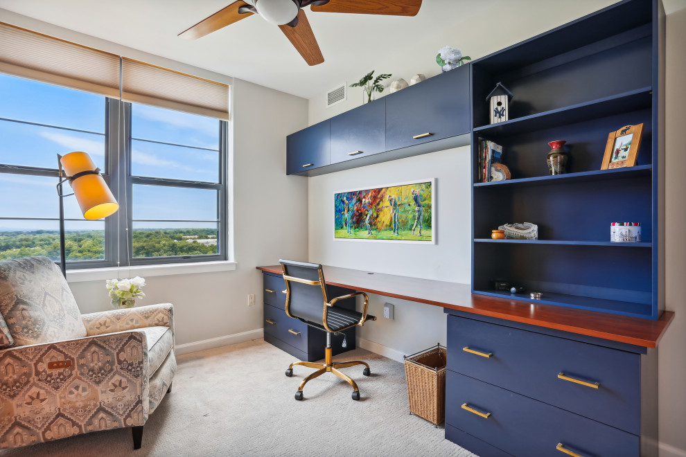 Imagen de despacho clásico renovado pequeño sin chimenea con paredes blancas, moqueta, escritorio empotrado y suelo beige
