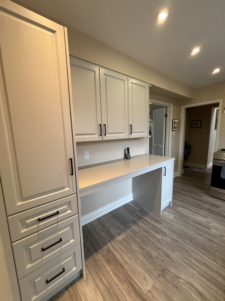 Transitional home design photo in Toronto