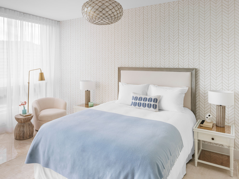 Ejemplo de dormitorio marinero de tamaño medio con suelo beige, papel pintado y paredes multicolor