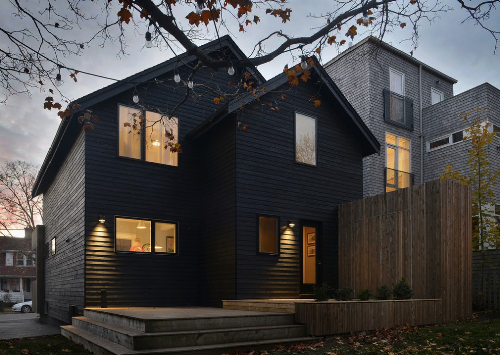 Modelo de fachada negra minimalista con revestimiento de madera