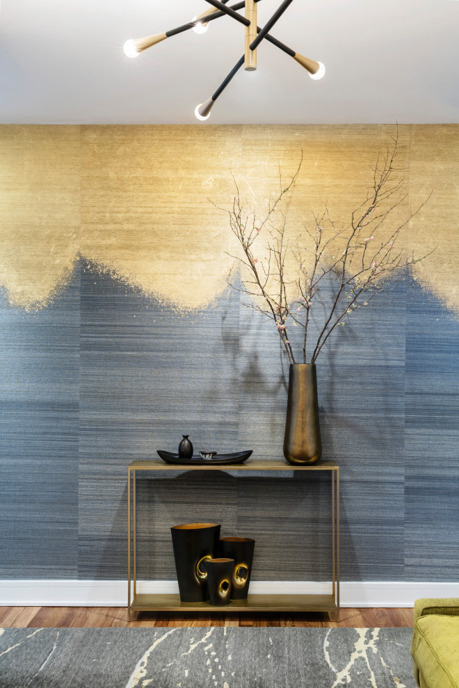 Inspiration för en liten funkis foajé, med metallisk väggfärg, mörkt trägolv och brunt golv