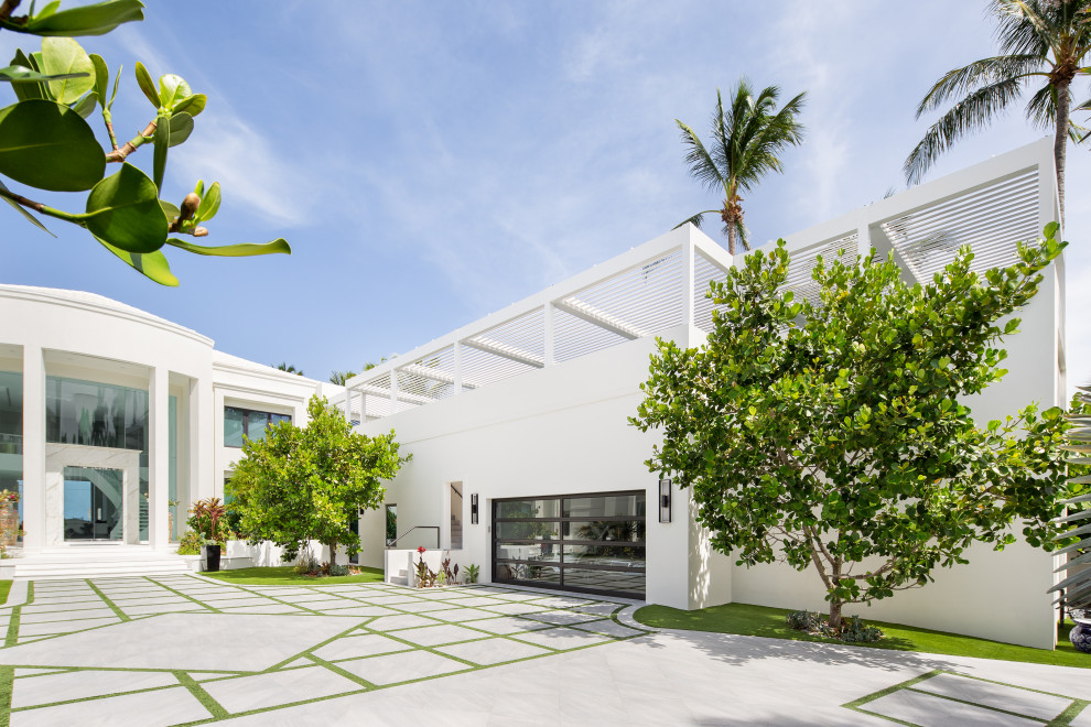 Großes, Zweistöckiges Maritimes Einfamilienhaus mit Betonfassade, weißer Fassadenfarbe, Flachdach und weißem Dach in Miami