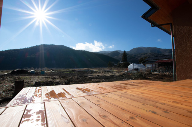 雄大な山々を眺めつつ、雨の日も安心な【インナーデッキ】のある暮らし moderno-terraza-y-balcon