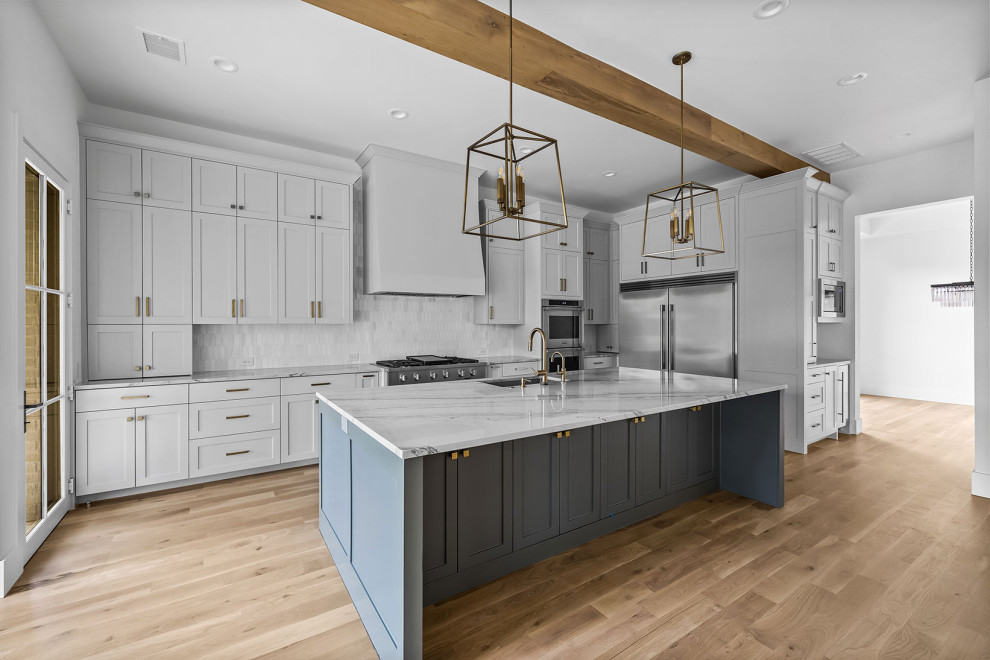 Example of a transitional kitchen design in Dallas