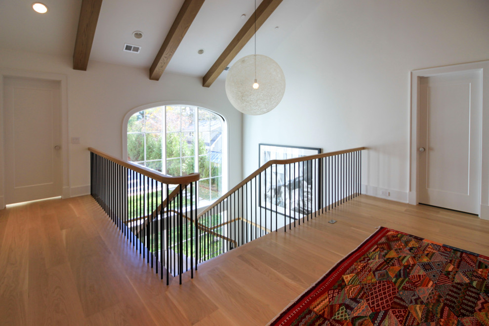 Diseño de escalera suspendida moderna extra grande con escalones de madera, barandilla de varios materiales y machihembrado