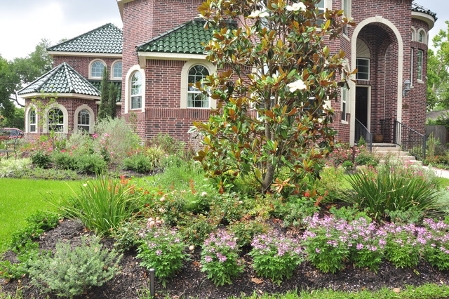 Cottage-style front yard in Braeswood Place traditional-garden