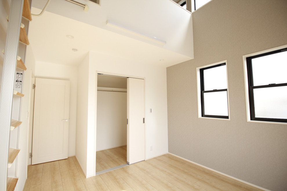Idée de décoration pour une chambre parentale champêtre de taille moyenne avec un mur gris, un sol en contreplaqué, un sol beige, un plafond en papier peint et du papier peint.