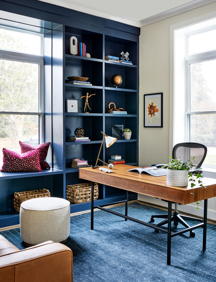 На фото: кабинет в стиле неоклассика (современная классика) с синими стенами и отдельно стоящим рабочим столом с