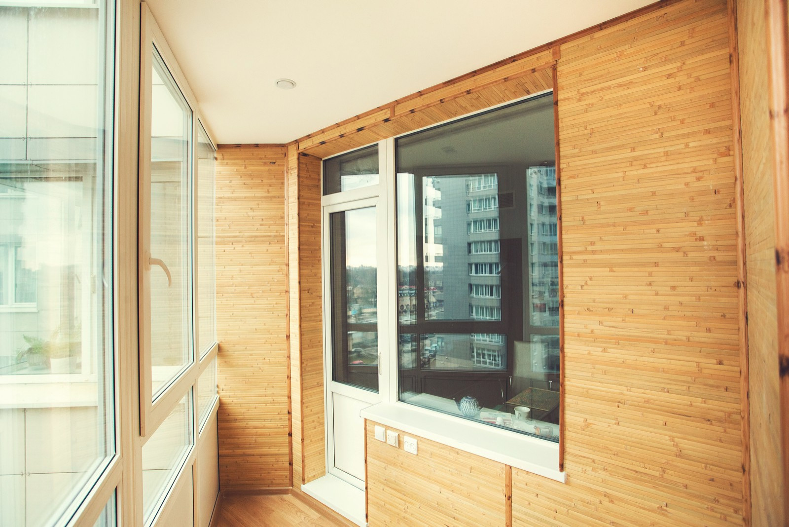 Остекление, утепление и отделка балкона в восточном стиле