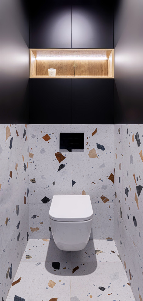 На фото: маленький туалет в современном стиле с плоскими фасадами, черными фасадами, инсталляцией, разноцветной плиткой, керамической плиткой, черными стенами, полом из керамической плитки и разноцветным полом для на участке и в саду с