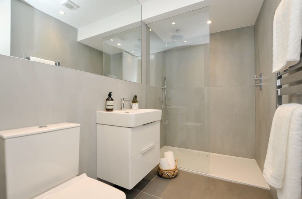На фото: ванная комната среднего размера в стиле лофт с белыми стенами