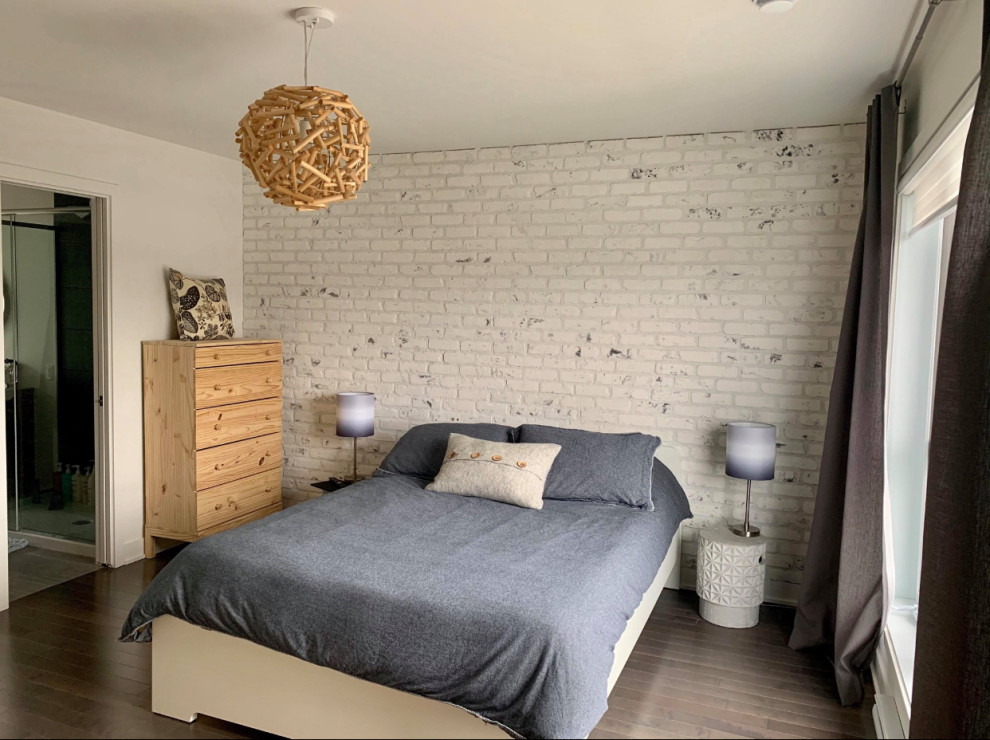 На фото: спальня в стиле рустика с белыми стенами и кирпичными стенами с