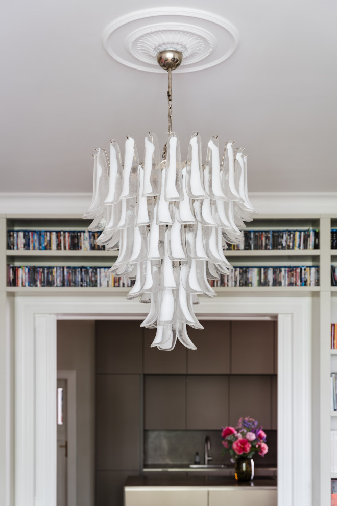 Große, Abgetrennte Stilmix Bibliothek mit grauer Wandfarbe und hellem Holzboden in Berlin